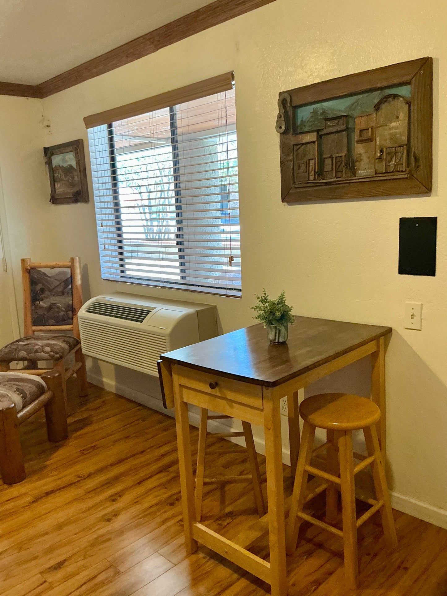 1 Queen Bed [Room #1]