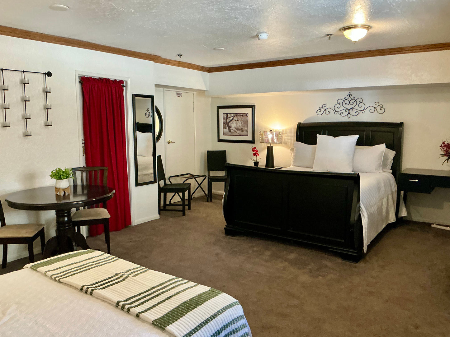 1 Queen Bed and 1 Double Bed [Room #6]