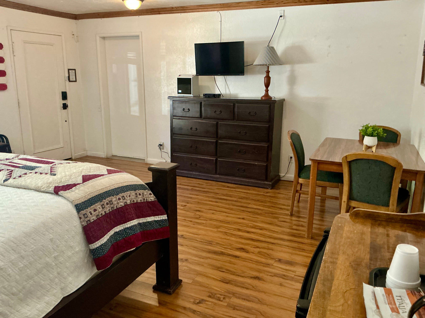 1 Queen Bed [Room #2]